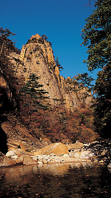 포토 JPG 주간 나무 식물 로우앵글 컬러 자연 하늘 산 한국 파노라마 국립공원 풍경 사람없음 야외 관광지 돌_바위 바위 돌산 강원도 설악산 국내포토 자연요소 공원 아시아 뷰포인트 여행 촬영기법 생태계 인제 파일형식