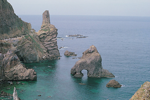 포토 JPG 주간 구름 아시아 파도 바다 컬러 섬 자연 하늘 한국 풍경 사람없음 야외 하이앵글 평화 맑음 수면 돌산 경상북도 울릉도 독도 국내포토 자연요소 나라 뷰포인트 컨셉 날씨 산 물 경상도 생태계 파일형식