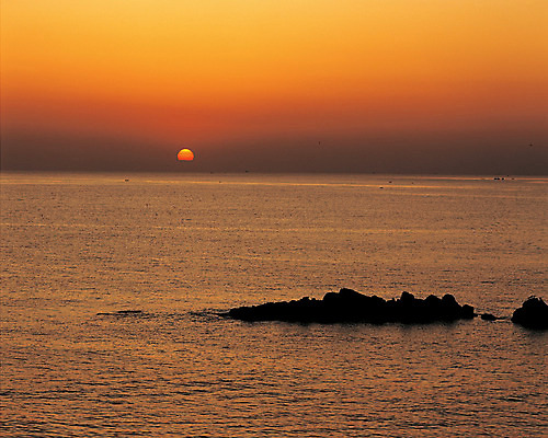 포토 JPG 주간 바다 컬러 자연 풍경 사람없음 야외 평화 일출 노을 일몰 돌_바위 바위 수면 국내포토 자연요소 컨셉 물 생태계 파일형식