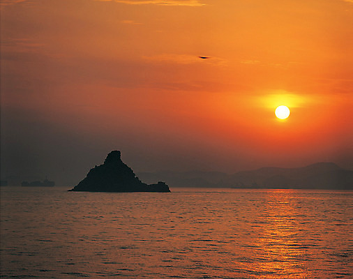 포토 JPG 주간 구름 바다 컬러 섬 자연 하늘 풍경 사람없음 야외 평화 일출 노을 일몰 돌_바위 바위 어선 수면 크루즈 선박 국내포토 자연요소 컨셉 수상교통 배_교통 물 생태계 파일형식