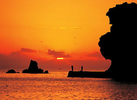 포토 JPG 주간 구름 아시아 파도 바다 컬러 자연 하늘 낚시 한국 풍경 사람없음 야외 평화 일출 노을 일몰 돌_바위 바위 수면 경상도 경상남도 바위섬 바다낚시 거제 국내포토 자연요소 나라 섬 컨셉 레저 물 생태계 파일형식