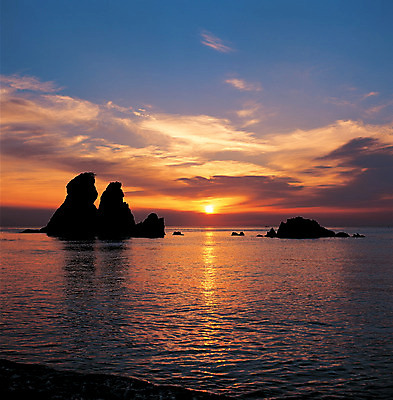 포토 JPG 주간 구름 바다 컬러 자연 하늘 한국 파노라마 풍경 해변 사람없음 야외 관광지 평화 일출 노을 일몰 돌_바위 바위 촛대 역광 강원도 동해 추암 촛대바위_강원도 국내포토 자연요소 아시아 여행 컨셉 촬영기법 바위_돌 생태계 파일형식