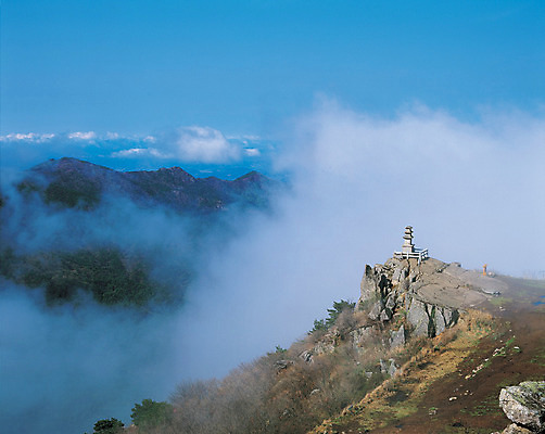포토 JPG 구름 한국문화 전통문화 컬러 자연 하늘 산 한국 풍경 사람없음 야외 탑 문화재 석탑 경상북도 경상도 청도 대견사지삼층석탑 대구 비슬산 대구시 국내포토 자연요소 동양문화 전통 건축물 아시아 문화 어류 생태계 대구_한국 파일형식