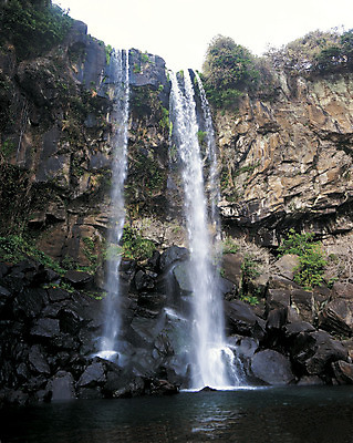 포토 JPG 주간 바다 컬러 자연 한국 풍경 사람없음 야외 물 관광지 제주도 폭포 돌_바위 바위 떨어짐 산기슭 정방폭포 국내포토 자연요소 아시아 여행 컨셉 산 생태계 서귀포 파일형식