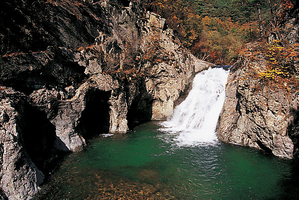 포토 JPG 구름 아시아 컬러 단풍 자연 하늘 산 한국 국립공원 풍경 사람없음 야외 관광지 하이앵글 폭포 돌_바위 바위 굴 동굴 경상북도 경상도 주왕산 청송 국내포토 자연요소 공원 나라 뷰포인트 여행 잎 어패류 생태계 파일형식