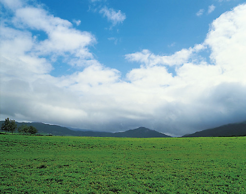 포토 JPG 주간 구름 컬러 하늘색 자연 하늘 산 풍경 초원 사람없음 야외 초록색 맑음 흰구름 국내포토 자연요소 날씨 파란색 생태계 파일형식 구름_자연