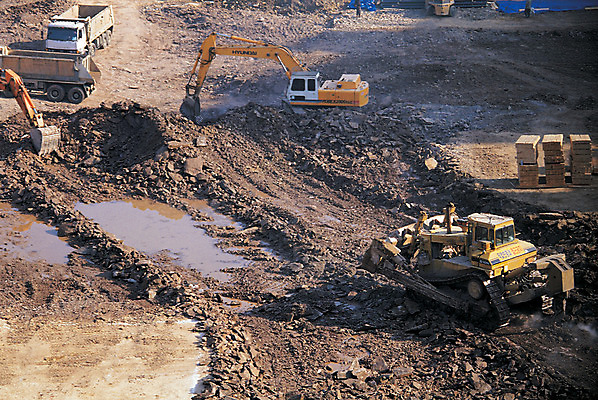 포토 JPG 주간 건축 교통수단 자동차 공사 사람없음 야외 하이앵글 흙 건설현장 트럭 작업장 중장비 포크레인 국내포토 자연요소 산업 육상교통 뷰포인트 교통 건설업 산업장비 파일형식