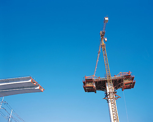포토 JPG 주간 건축물 건축 로우앵글 컬러 하늘색 하늘 공사 사람없음 야외 파란색 맑음 기계 건설현장 다리 중장비 기중기 타워크레인 가교 국내포토 자연요소 뷰포인트 날씨 건설업 산업장비 파일형식