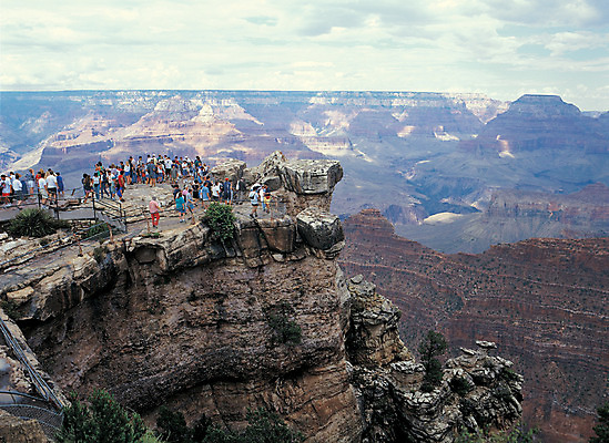 포토 JPG 주간 여행 자연 바위산 산 아메리카 사람 풍경 여러명 야외 관광지 여행객 골짜기 미국 돌_바위 바위 기암괴석 애리조나 그랜드캐니언 국내포토 자연요소 다수 북아메리카 바위_돌 돌산 대륙 생태계 파일형식
