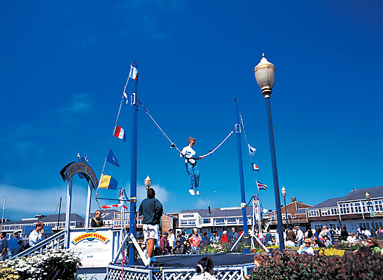 포토 JPG 주간 구름 해외풍경 해외 건축물 여행 하늘 사람 풍경 여러명 야외 건물 관광지 도시풍경 여행객 맑음 놀이공원 기구 도구 도시 호주 군중 놀이기구 승차 구경 시드니 국내포토 자연요소 건축 다수 모션 날씨 테마파크 오세아니아 파일형식