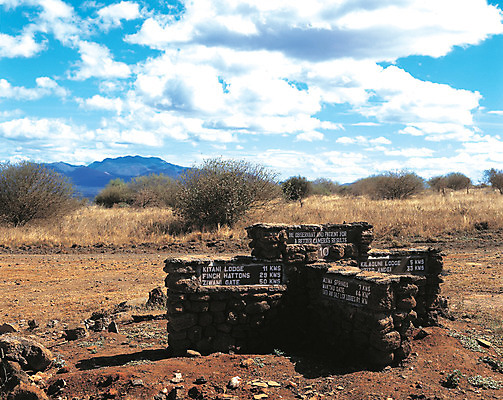 포토 JPG 주간 나무 식물 구름 해외풍경 해외 표지 아프리카 자연 표시 하늘 산 거리 돌담 풍경 초원 사람없음 야외 맑음 표지판 방향 위치 길안내 케냐 국내포토 자연요소 나라 날씨 안내 알림판 담장 돌_바위 생태계 파일형식