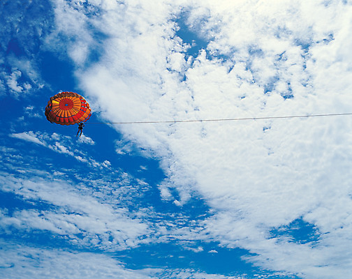 포토 JPG 구름 해외풍경 해외 로우앵글 컬러 하늘색 파타야 태국 자연 하늘 레저 한명 사람 풍경 공중 레포츠 파란색 관광지 맑음 휴양지 낙하산 패러글라이딩 행글라이더 국내포토 자연요소 1 아시아 스포츠 뷰포인트 여행 날씨 장소 생태계 파일형식