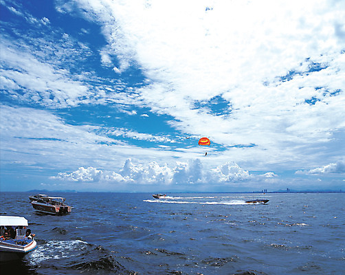 포토 JPG 주간 구름 해외풍경 해외 아시아 바다 여행 수상교통 파타야 태국 하늘 레저 휴가 풍경 야외 관광지 여름휴가 바캉스 맑음 수상스포츠 보트 휴양지 낙하산 패러글라이딩 행글라이더 선박 국내포토 자연요소 나라 교통수단 스포츠 날씨 장소 배 파일형식 여름_계절