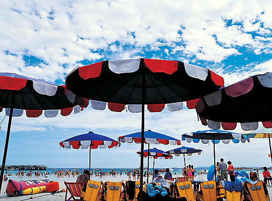 포토 JPG 주간 구름 해외풍경 해외 계절 바다 여행 의자 파타야 태국 하늘 휴가 사람 풍경 여러명 해변 야외 여름 관광지 여름휴가 바캉스 여행객 맑음 파라솔 해수욕장 휴양지 선베드 해수욕 바나나보트 휴가철 국내포토 자연요소 아시아 가구 다수 날씨 장소 보트 파일형식 여름_계절