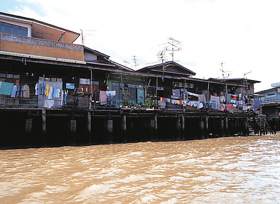 포토 JPG 주간 해외풍경 해외 건축물 건축 태국 주택 풍경 사람없음 야외 건물 물 강 도시풍경 도시 빨래 빨랫줄 방콕 해안도시 수상가옥 국내포토 자연요소 아시아 줄 가사 파일형식