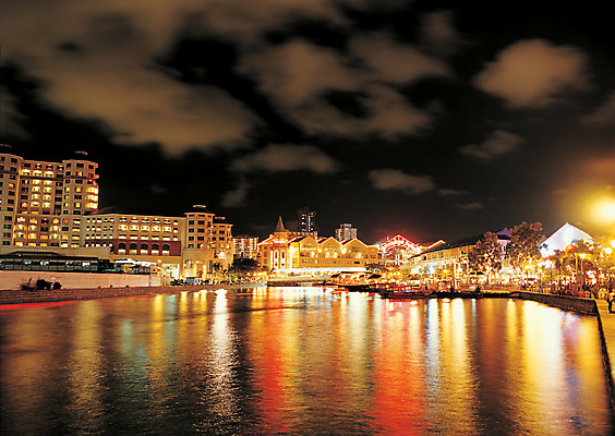 포토 JPG 구름 해외풍경 해외 건축물 아시아 야경 하늘 호텔 리조트 조명 물그림자 빌딩 사람없음 야외 건물 빛 강 도시풍경 반사 항구 어둠 도시 저녁 싱가폴 선박 국내포토 자연요소 건축 나라 수상교통 교통시설 숙소 그림자 풍경 야간 파일형식 풍경_경치
