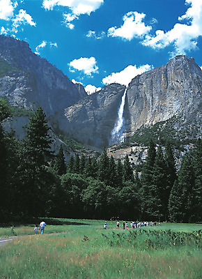 포토 JPG 나무 식물 해외풍경 해외 공원 자연 바위산 산 국립공원 아메리카 사람 풍경 여러명 관광지 여행객 맑음 미국 폭포 요세미티국립공원 국내포토 공공시설 여행 다수 북아메리카 날씨 돌산 대륙 생태계 캘리포니아 파일형식