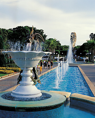 포토 JPG 주간 해외풍경 해외 공원 상징 물줄기 사람 풍경 여러명 야외 관광지 도시풍경 조형물 동상 조각상 여행객 정원 도시 심볼 분수 분수대 석상 싱가폴 분수_분수대 멀라이언타워 국내포토 자연요소 공공시설 아시아 여행 다수 미술 물 기념물 파일형식