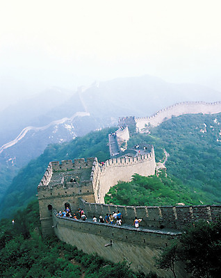 포토 JPG 주간 여행 산 사람 풍경 여러명 야외 관광지 하이앵글 여행객 중국 동양건축 세계문화유산 문화재 안개 성 만리장성 산성 국내포토 자연요소 건축물 건축 아시아 뷰포인트 다수 날씨 파일형식 동양