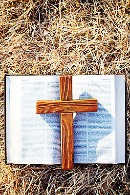 포토 JPG 기독교 종교 십자가 종교용품 기독교용품 그림자 사람없음 야외 성경 펼침 볏짚 오브젝트 페이지 나무십자가 국내포토 모션 짚 파일형식