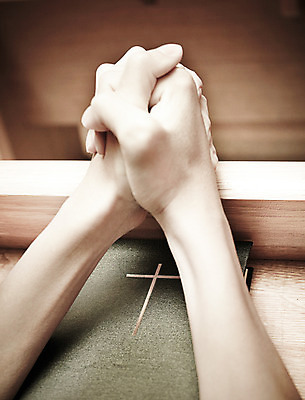 포토 JPG 손 기독교 종교 종교용품 기독교용품 실내 신체부위 교회 성경 기도 국내포토 종교건축 사람 내부 건물 파일형식