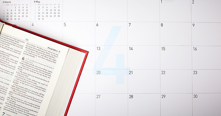 포토 JPG 영어 기독교 종교 종교용품 부활절 기독교용품 실내 사람없음 성경 펼침 달력 4월 오브젝트 페이지 국내포토 문자 기념일 모션 내부 날짜 파일형식