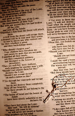 포토 JPG 영어 기독교 종교 십자가 목걸이 종교용품 기독교용품 실내 사람없음 성경 오브젝트 십자가목걸이 국내포토 문자 장신구 내부 파일형식