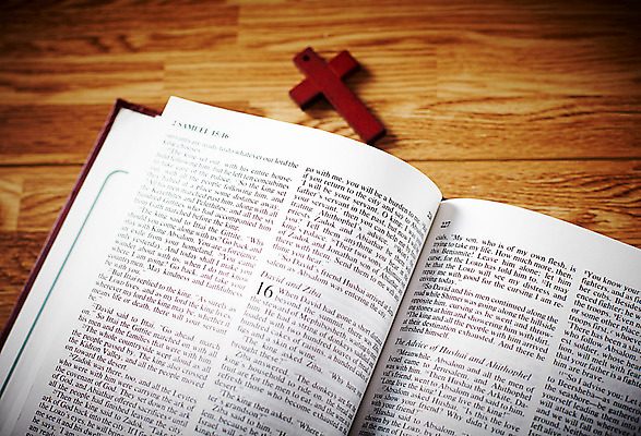 포토 JPG 영어 기독교 종교 십자가 종교용품 재질 기독교용품 바닥 실내 사람없음 목재 성경 판넬 오브젝트 나무십자가 국내포토 나무 문자 재료 내부 파일형식