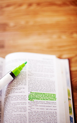 포토 JPG 기독교 종교 종교용품 기독교용품 바닥 실내 사람없음 목재 성경 펼침 판넬 색칠 오브젝트 페이지 포인트 형광펜 국내포토 나무 재료 모션 내부 금융 펜 파일형식