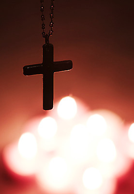 포토 JPG 실루엣 기독교 종교 십자가 목걸이 종교용품 조명 기독교용품 실내 사람없음 오브젝트 나무십자가 국내포토 장신구 촬영기법 내부 파일형식