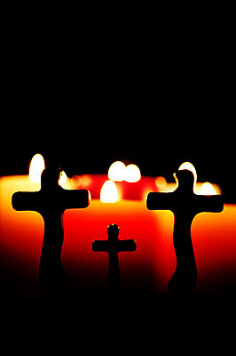 포토 JPG 실루엣 기독교 종교 십자가 초 촛불 종교용품 기독교용품 실내 사람없음 빛 오브젝트 국내포토 촬영기법 내부 파일형식