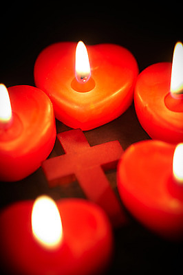 포토 JPG 모양 기독교 종교 십자가 초 촛불 종교용품 불 기독교용품 실내 사람없음 빨간색 빛 하트 오브젝트 국내포토 자연요소 컬러 내부 파일형식