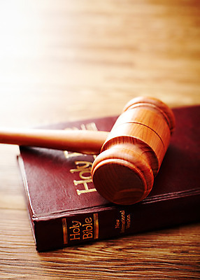 포토 JPG 기독교 종교 종교용품 기독교용품 바닥 실내 사람없음 목재 성경 판넬 오브젝트 의사봉 국내포토 나무 재료 내부 파일형식