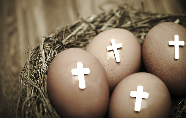 포토 JPG 기독교 종교 십자가 종교용품 부활절 기독교용품 바닥 실내 사람없음 목재 계란 알 판넬 둥지 볏짚 오브젝트 국내포토 나무 기념일 재료 내부 짚 파일형식