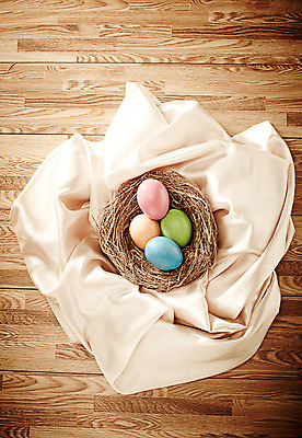 포토 JPG 기독교 종교 종교용품 부활절 기독교용품 바닥 실내 사람없음 목재 컬러풀 계란 알 판넬 둥지 볏짚 천 오브젝트 헝겊 국내포토 나무 기념일 컬러 재료 내부 직물 짚 파일형식 천_직물