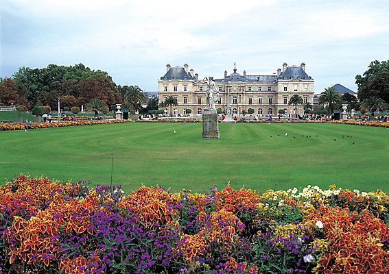 포토 JPG 주간 식물 해외풍경 해외 건축물 공원 꽃 유럽 꽃밭 유럽풍경 해외건축 서양건축 유럽건축 사람 풍경 잔디 여러명 야외 건물 조형물 동상 조각상 정원 궁전 프랑스 상쾌 파리_프랑스 룩셈부르크궁 뤽상부르공원 뤽상부르궁 국내포토 자연요소 공공시설 건축 감정 나라 다수 고건축 미술 기념물 파일형식