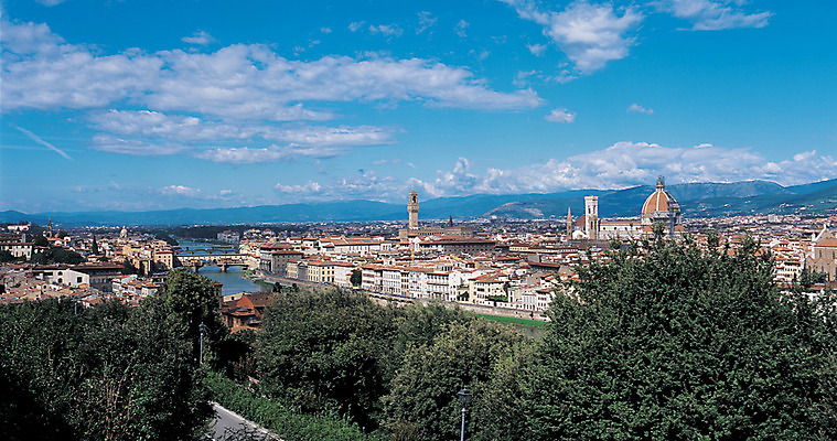 포토 JPG 주간 나무 식물 구름 해외풍경 해외 건축물 유럽 유럽풍경 하늘 파노라마 풍경 사람없음 야외 건물 강 하이앵글 도시풍경 맑음 이탈리아 도시 상쾌 피렌체 가교 국내포토 자연요소 건축 감정 나라 뷰포인트 날씨 촬영기법 파일형식