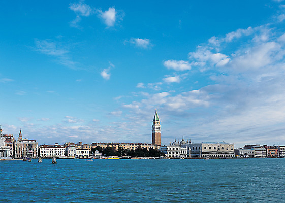 포토 JPG 주간 구름 해외풍경 해외 건축물 건축 유럽 유럽풍경 해외건축 서양건축 하늘 풍경 사람없음 야외 건물 강 도시풍경 탑 맑음 이탈리아 도시 시계탑 상쾌 해안도시 운하 베네치아 국내포토 자연요소 감정 나라 날씨 파일형식