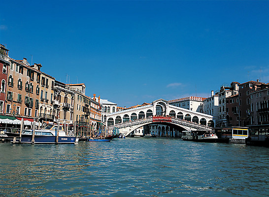 포토 JPG 주간 해외풍경 해외 시설물 건축물 유럽 수상교통 유럽풍경 하늘 사람 풍경 여러명 야외 건물 관광지 강 도시풍경 여행객 항구 맑음 이탈리아 도시 정박 상쾌 해안도시 베네치아 가교 선박 국내포토 자연요소 건축 감정 나라 교통수단 여행 다수 배_교통 교통시설 날씨 파일형식