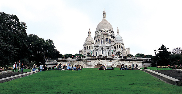 포토 JPG 주간 건축물 건축 유럽 기독교 종교 로우앵글 유럽풍경 해외건축 서양건축 종교건축 종교시설 유럽건축 파노라마 사람 풍경 잔디 여러명 야외 건물 관광지 도시풍경 성당 교회 여행객 계단 천주교 프랑스 도시 언덕 상쾌 파리_프랑스 몽마르트르 사크레쾨르대성당 국내포토 자연요소 식물 해외 감정 나라 뷰포인트 여행 다수 촬영기법 시설 파일형식