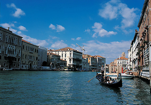 포토 JPG 주간 구름 해외풍경 해외 건축물 유럽 수상교통 유럽풍경 하늘 사람 풍경 여러명 야외 건물 관광지 강 도시풍경 여행객 맑음 이탈리아 원근감 도시 곤돌라 뱃사공 상쾌 해안도시 베네치아 선박 국내포토 자연요소 건축 감정 나라 교통수단 뷰포인트 여행 다수 날씨 파일형식