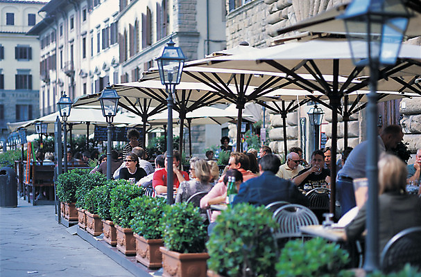 포토 JPG 주간 해외풍경 해외 건축물 유럽 가로등 유럽풍경 사람 앉기 풍경 여러명 야외 건물 아웃포커스 도시풍경 식당 이탈리아 카페 원근감 도시 파라솔 고객 상쾌 노천카페 야외식당 야외카페 피렌체 국내포토 자연요소 공공시설 건축 감정 나라 뷰포인트 다수 모션 촬영기법 상점 파일형식