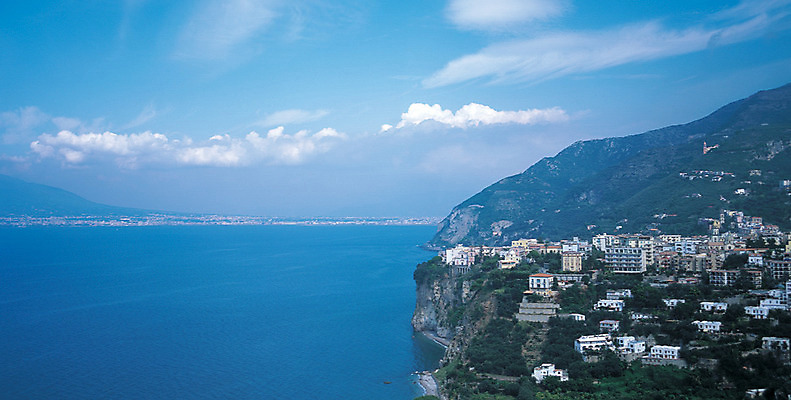 포토 JPG 주간 구름 해외풍경 해외 유럽 바다 유럽풍경 하늘 파노라마 풍경 해변 사람없음 야외 하이앵글 도시풍경 맑음 이탈리아 도시 상쾌 해안도시 국내포토 소렌토항 자연요소 감정 나라 뷰포인트 날씨 촬영기법 소렌토 파일형식