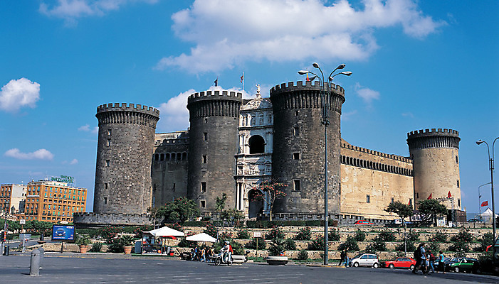 포토 JPG 주간 구름 해외풍경 해외 건축물 건축 유럽 도로 유럽풍경 해외건축 서양건축 자동차 하늘 유럽건축 거리 파노라마 거리풍경 사람 풍경 여러명 야외 건물 도시풍경 맑음 이탈리아 궁전 차도 도시 성 보행자 상쾌 나폴리 국내포토 자연요소 감정 나라 길 육상교통 다수 고건축 교통시설 날씨 촬영기법 파일형식