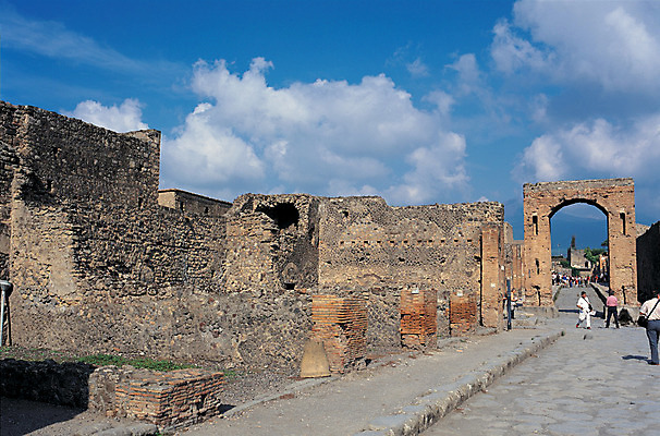포토 JPG 주간 해외풍경 해외 건축물 건축 유럽 유적 유럽풍경 유적지 고대문명 파노라마 석조 사람 풍경 여러명 야외 건물 관광지 여행객 이탈리아 손상 돌_바위 도시 빈티지 역사 폐허 상쾌 고대도시 폼페이 국내포토 자연요소 전통 감정 나라 여행 다수 컨셉 고건축 촬영기법 파일형식
