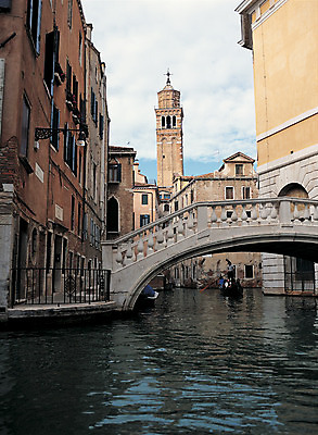 포토 JPG 주간 해외풍경 해외 건축물 건축 유럽 수상교통 유럽풍경 해외건축 서양건축 유럽건축 사람 풍경 야외 건물 관광지 강 도시풍경 여행객 이탈리아 도시 곤돌라 뱃사공 해안도시 베네치아 가교 선박 국내포토 자연요소 나라 교통수단 여행 파일형식