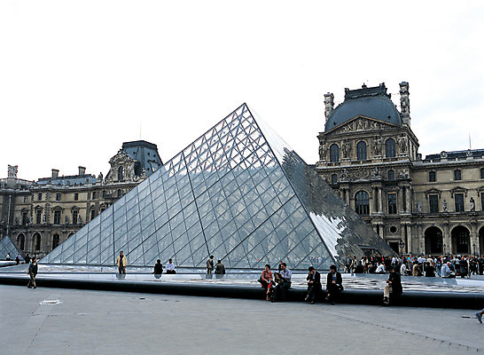 포토 JPG 주간 해외풍경 해외 건축물 건축 유럽 여행 유럽풍경 건축양식 해외건축 서양건축 유럽건축 사람 풍경 여러명 야외 건물 관광지 여행객 프랑스 군중 전시회 박물관 파리_프랑스 관람 루브르박물관 국내포토 자연요소 나라 다수 전시 파일형식