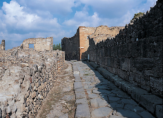 포토 JPG 주간 구름 해외풍경 해외 건축물 건축 유럽 길 유적 유럽풍경 해외건축 서양건축 유적지 하늘 풍경 사람없음 야외 건물 관광지 담장 이탈리아 원근감 돌_바위 폐허 고대도시 옛터 폼페이 국내포토 자연요소 전통 나라 뷰포인트 여행 고건축 고대문명 파일형식