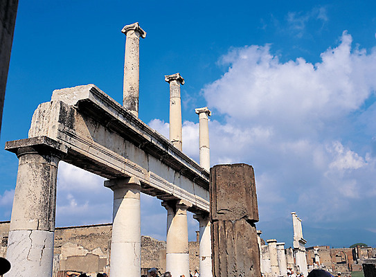 포토 JPG 주간 구름 해외풍경 해외 건축물 건축 유럽 여행 유적 유럽풍경 해외건축 서양건축 유적지 하늘 신전 사람 풍경 여러명 야외 건물 관광지 여행객 맑음 이탈리아 돌_바위 기둥 사찰 사원 폐허 고대도시 옛터 돌기둥 폼페이 국내포토 자연요소 전통 나라 다수 고건축 비즈니스 종교건축 날씨 고대문명 파일형식