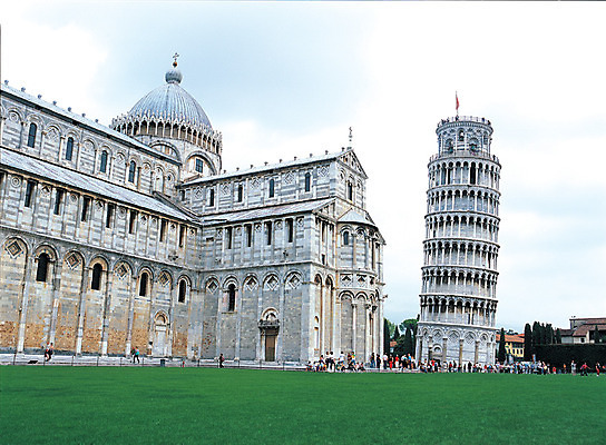 포토 JPG 주간 해외풍경 해외 건축물 건축 유럽 여행 유럽풍경 건축양식 해외건축 서양건축 사람 풍경 경사 잔디 여러명 야외 건물 관광지 여행객 탑 이탈리아 세계문화유산 피사의사탑 국내포토 자연요소 식물 나라 다수 문화재 파일형식